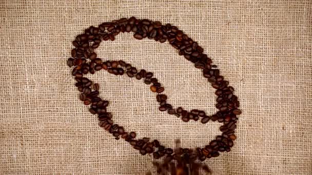 Pražená kávová zrna uspořádaná ve formě loga kávového zrna. - Záběry, video