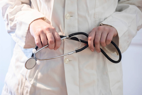 lekarz ze stetoskopem i białym płaszczem w zawodzie lekarza - Zdjęcie, obraz