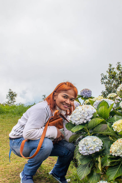 Tayland 'ın kızıl saçlı ve Asya' nın çiçekli hanımı. - Fotoğraf, Görsel