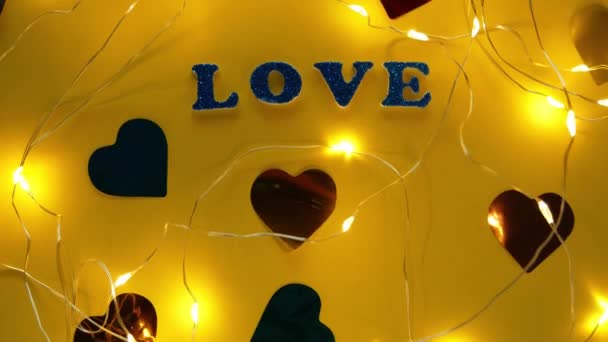 Dia dos Namorados Amor brilho sinal texto no fundo amarelo pastel corações confete, criativo flatlay conceito mínimo. 4K cartão de saudação vista superior social media venda banner design. Cores brilhantes vebrantes. - Filmagem, Vídeo