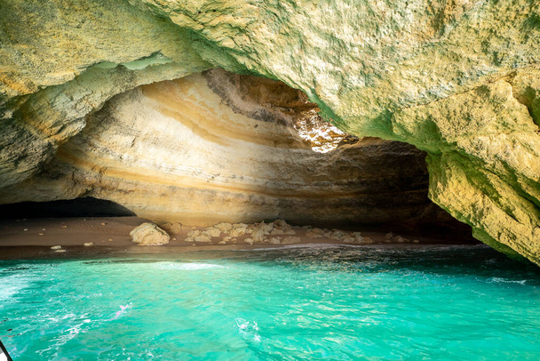 Pohled do nitra Benagilské jeskyně na pobřeží Algarve v Portugalsku - Fotografie, Obrázek