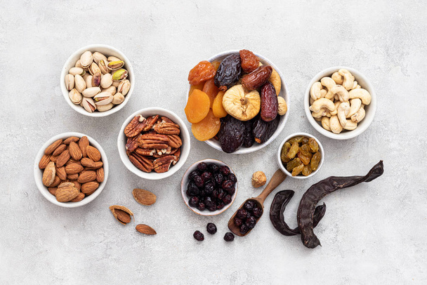 Sekoita kuivatuista hedelmistä ja pähkinöistä kulhossa. Terveellistä ruokaa. Symbolit Judaic loma Tu Bishvat - Valokuva, kuva