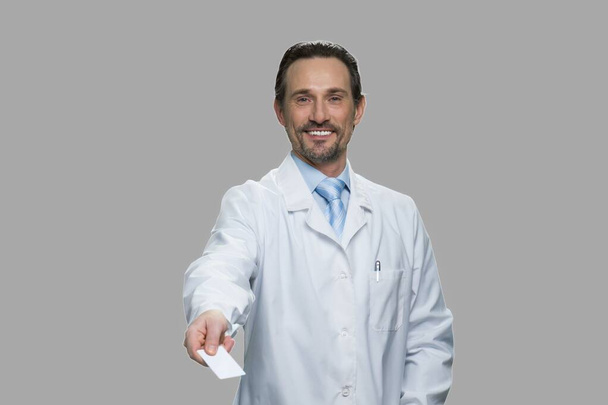 Επιτυχημένος άνδρας γιατρός που προσφέρει επαγγελματική κάρτα. - Φωτογραφία, εικόνα