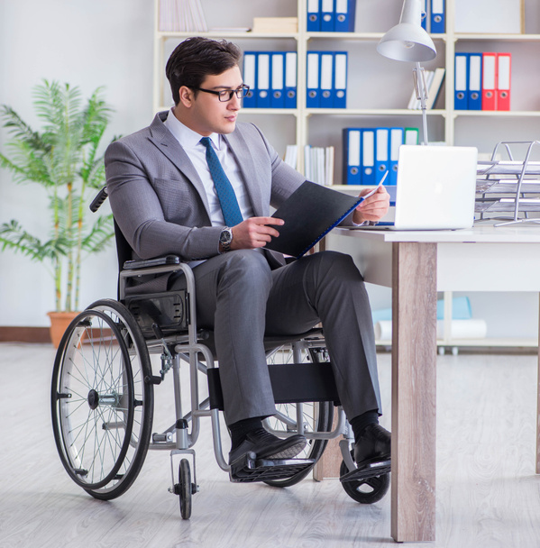 Toimistossa työskentelevä vammainen liikemies - Valokuva, kuva