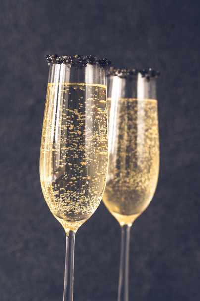 Flûtes de champagne avec jante en caviar noir - Photo, image