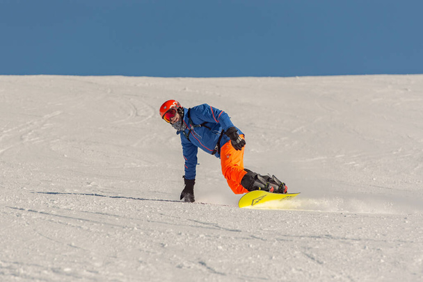 Grandvalira, Andorre : 2021 Janvier 03 : Jeune homme en snowboard dans les Pyrénées à la station de ski Grandvalira en Andorre à Covid19 fois - Photo, image
