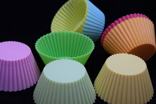 moldes de silicona de colores hermosos para hacer deliciosos panecillos con gran sabor - Foto, Imagen