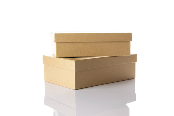 Cajas de cartón aisladas. Paquete de cartón marrón para la entrega del envío en fondo blanco. Adecuado para envases de alimentos, cosméticos o médicos - Foto, Imagen