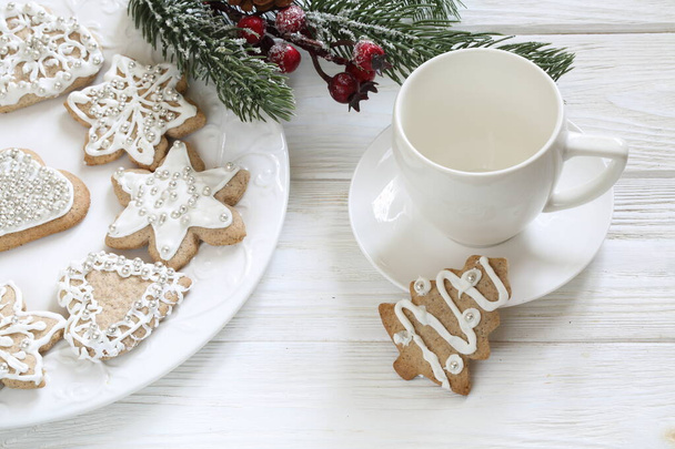 Gingerbread cookie with white icing and coffee - Φωτογραφία, εικόνα