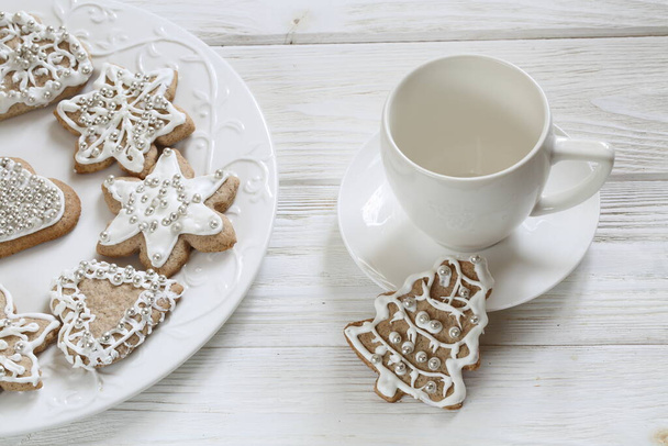 Ontbijtkoekje met witte glazuur en koffie - Foto, afbeelding