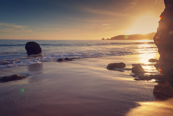 Bela paisagem oceânica, pôr-do-sol com clarões de sol na costa do Algarve Portugal - Foto, Imagem