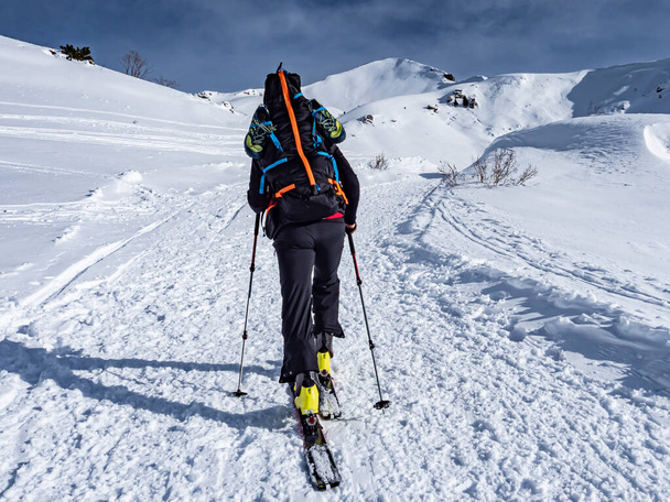 Mountaineering scene in the alps during winter - Foto, Imagen