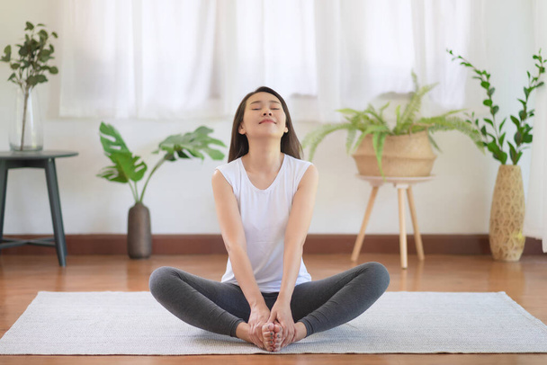 Krásná asijská žena zůstat fit tím, že cvičení doma pro zdravý trend životního stylu - Fotografie, Obrázek