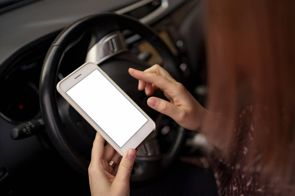 Manos de mujer usando smartphone mientras conduce - Foto, imagen