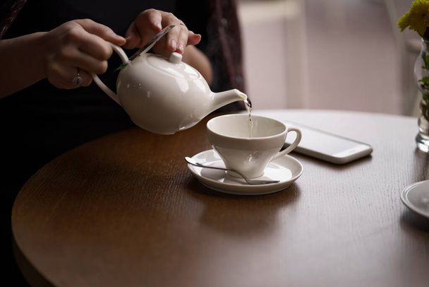 Kadın elleri çay dolduruyor - Fotoğraf, Görsel