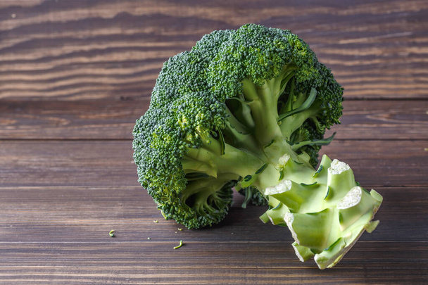  A lot of broccoli for diet and healthy eating. Fresh green broccoli on a   table.Broccoli vegetable is full of vitamin.Vegetables for diet and healthy eating.Organic food. - Foto, Bild
