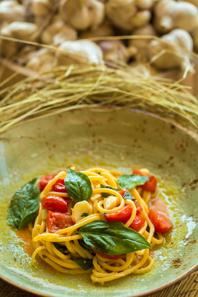 Homemade pasta with Basil and tomatoes - Фото, зображення