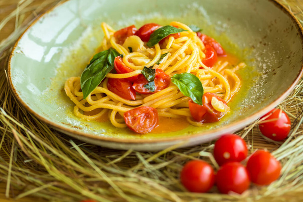 Homemade pasta with Basil and tomatoes - Фото, зображення