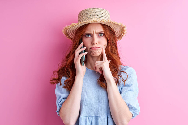 displeased caucasian woman talk on phone - Valokuva, kuva