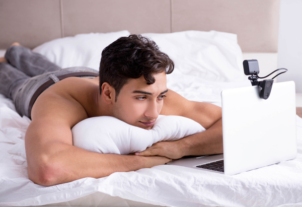 Mladý sexy muž v online randění koncept - Fotografie, Obrázek