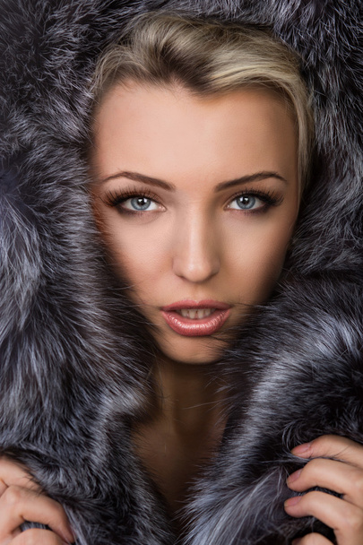 Girl in a fur coat - Fotoğraf, Görsel