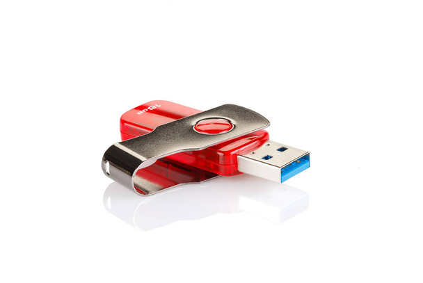 Vermelho e prata USB 3.0 flash drive isolado no fundo branco. USB Pen Drive ou flash drive no fundo branco. Fecha. Profundidade total do campo. - Foto, Imagem