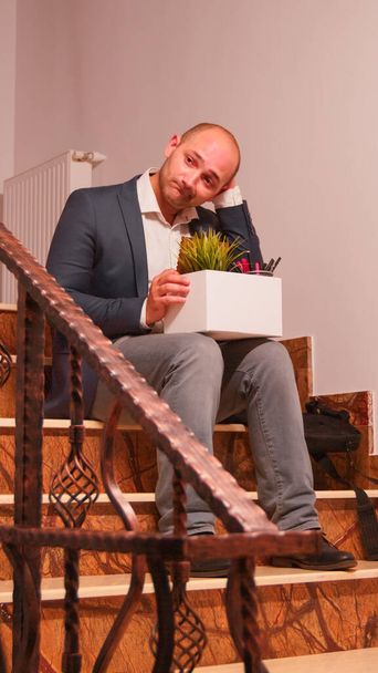Ontslagen zakenman zittend op de trap - Foto, afbeelding