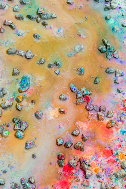 quadro completo tiro abstrato mostrando vários respingos de tinta colorida no chão lamacento - Foto, Imagem
