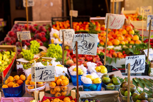 Αγορά Il Capo στο Παλέρμο της Σικελίας. Ποικίλες πάγκοι της αγοράς. Αυτό είναι ένα από τα πολλά δημοφιλή καταστήματα δρόμο στο Παλέρμο. - Φωτογραφία, εικόνα