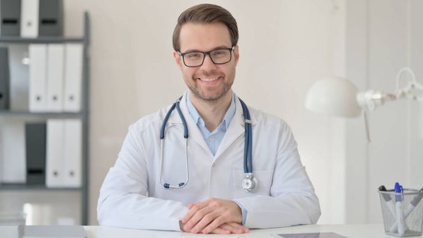 Мужчина-доктор улыбается перед камерой  - Фото, изображение
