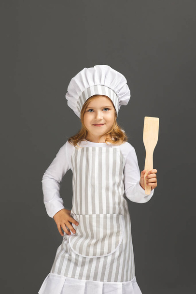 cute little girl chef preparing healthy meal. - Valokuva, kuva