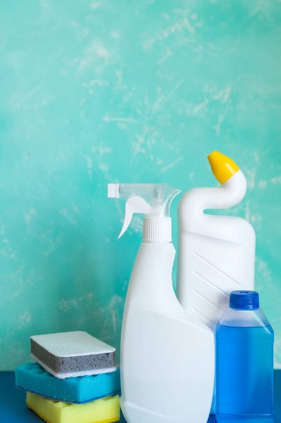 Színes tisztító készlet különböző felületek a konyhában, fürdőszobában és más szobákban. Üres hely szöveg vagy logó rózsaszín háttér. Takarítási szolgáltatás koncepció. Kora tavaszi rendes takarítás. Felülnézet. - Fotó, kép