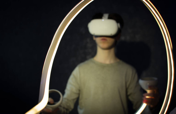 Um adolescente usando óculos de realidade virtual. Tecnologias do futuro. - Foto, Imagem