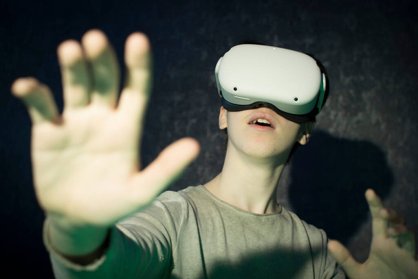 Een tiener met een virtual reality bril. Technologieën van de toekomst. - Foto, afbeelding
