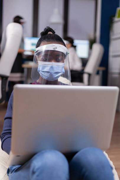 Afrikanische Geschäftsfrau arbeitet am Laptop - Foto, Bild