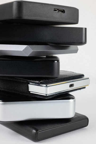Un montón de discos duros de almacenamiento aislados en el fondo blanco - Foto, Imagen
