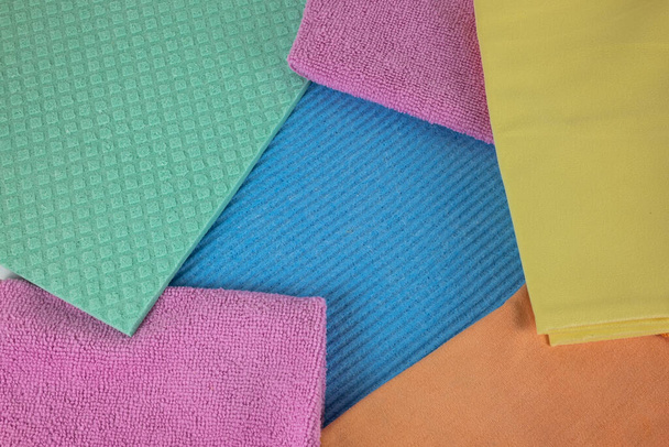 Paños de cocina y paños de micro fibra en diferentes colores - Foto, imagen
