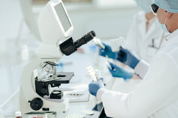 scientists work with samples of new drugs in the laboratory. - Zdjęcie, obraz