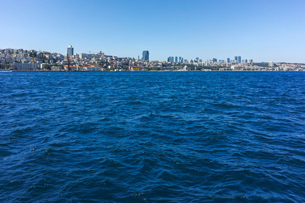 イスタンブール,トルコ- 2019年7月26日:トルコ、イスタンブールのボスポラスとゴールデンホーンからのパノラマ - 写真・画像