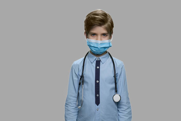 Futuro médico con máscara protectora y estetoscopio. - Foto, Imagen