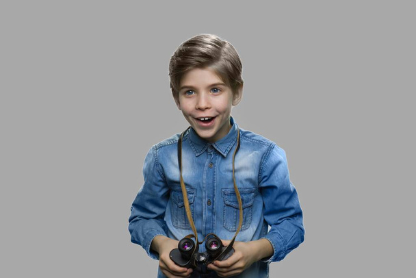 Ενθουσιασμένος preteen αγόρι που χρησιμοποιεί κιάλια. - Φωτογραφία, εικόνα