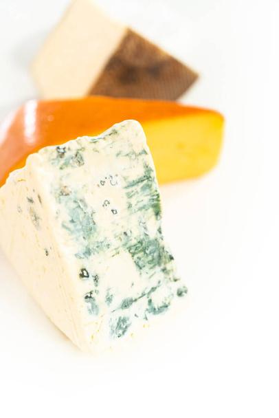 Variedade de grandes cunhas queijo gourmet em um fundo branco. - Foto, Imagem