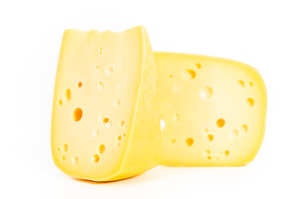 Grande fetta di formaggio parzialmente molle scremato su fondo bianco. - Foto, immagini
