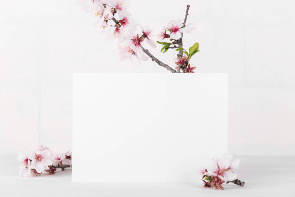 Weiße, leere Kartenattrappe mit blühenden Mandelbaumzweigen. Valentinstag Karte für Ihre Liebe - Foto, Bild