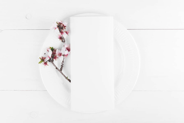 バレンタインデーのロマンチックなテーブル設定 - 写真・画像