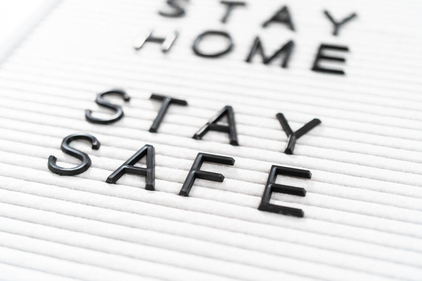 STAY HOME and STAY SAFE sign on message board. - Foto, Imagem