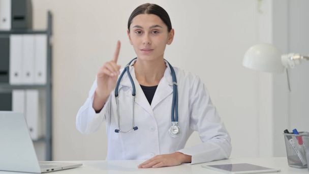 Odmawiając kobiecie lekarza machającego palcem jako nie - Zdjęcie, obraz