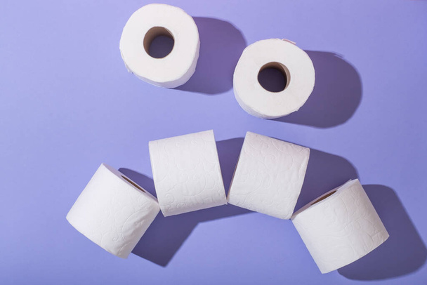 Trauriges Gesicht von Toilettenpapierrollen. Hochwertiges Foto - Foto, Bild
