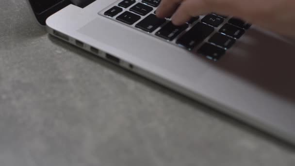 A trabalhar com o Laptop. Closeup Side View Tiro de mãos femininas digitando no teclado do laptop. - Filmagem, Vídeo