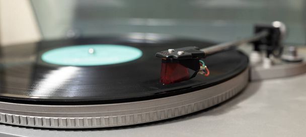 Hlava snímače vinylových disků, mělká hloubka pole. - Fotografie, Obrázek